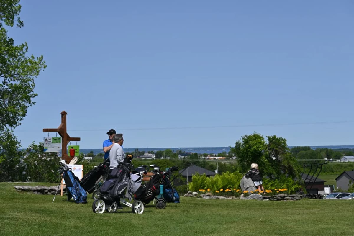 Parcours de golf des Cèdres Chambord avec vue sur le Lac-Saint-Jean